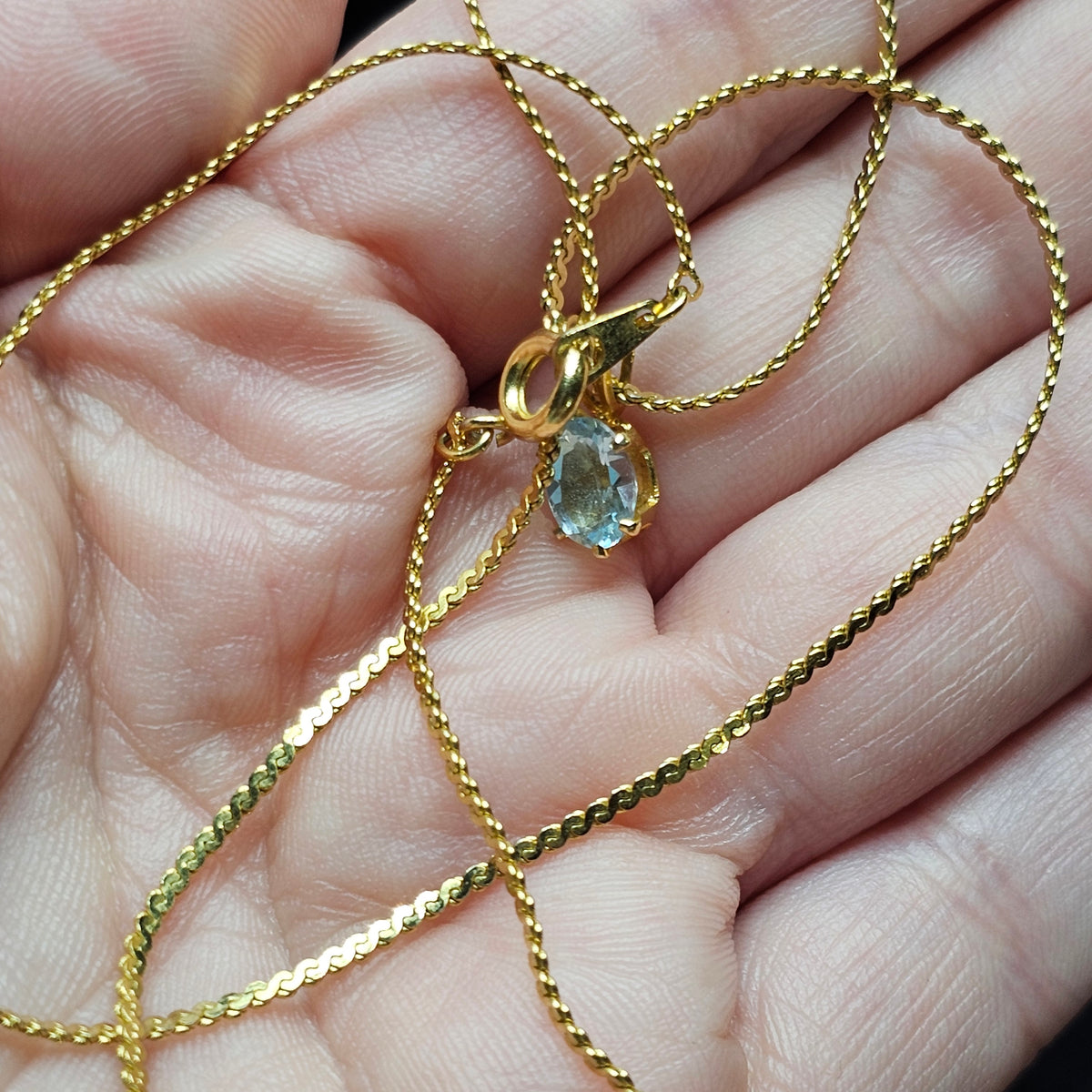 Lovely Aquamarine Blue Oval Glass Stone Pendant Gold-tone Chain Necklace Vintage