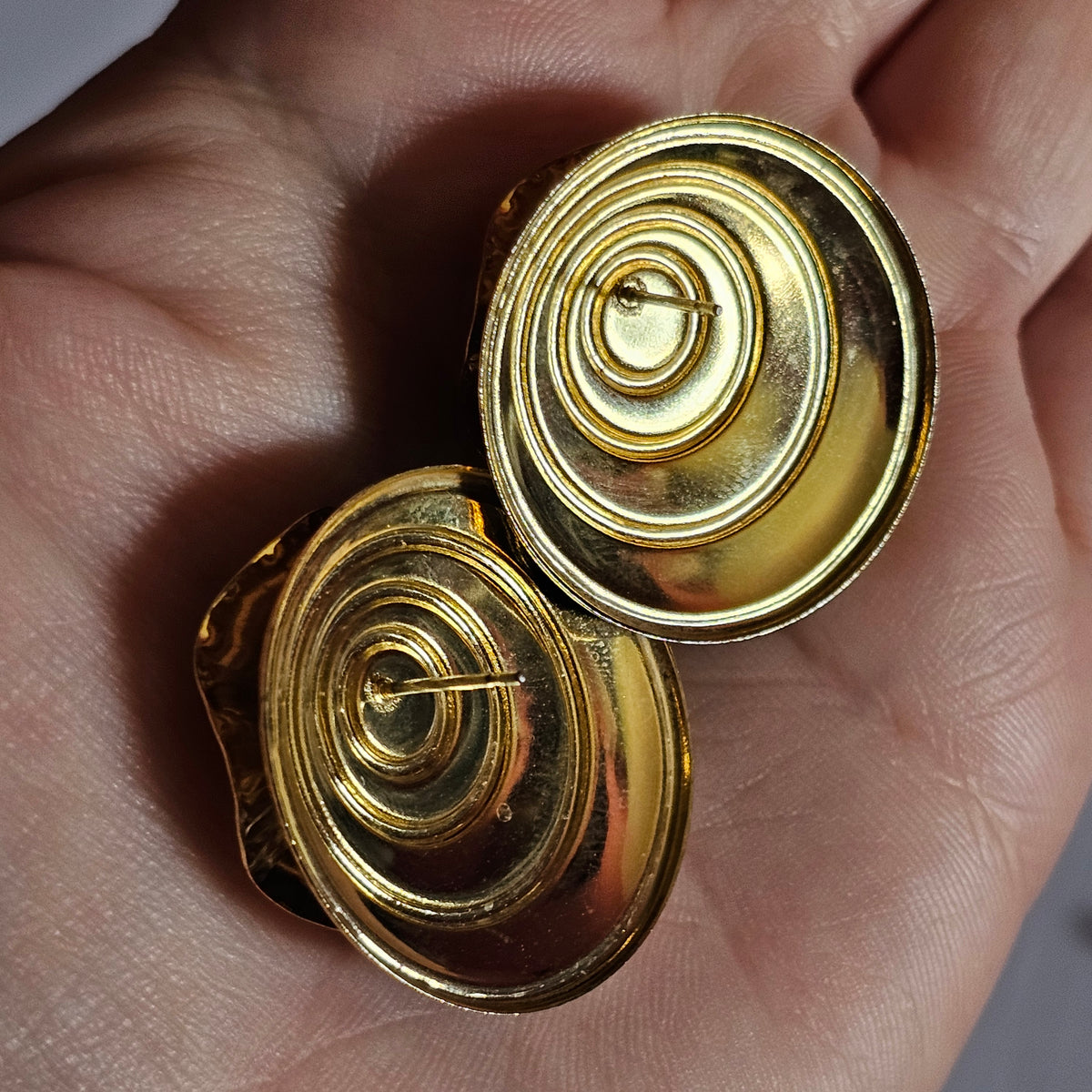 Gold-tone Enamel Black White Yin Yang Design Ruffle Post Back Pierced Earrings Vintage