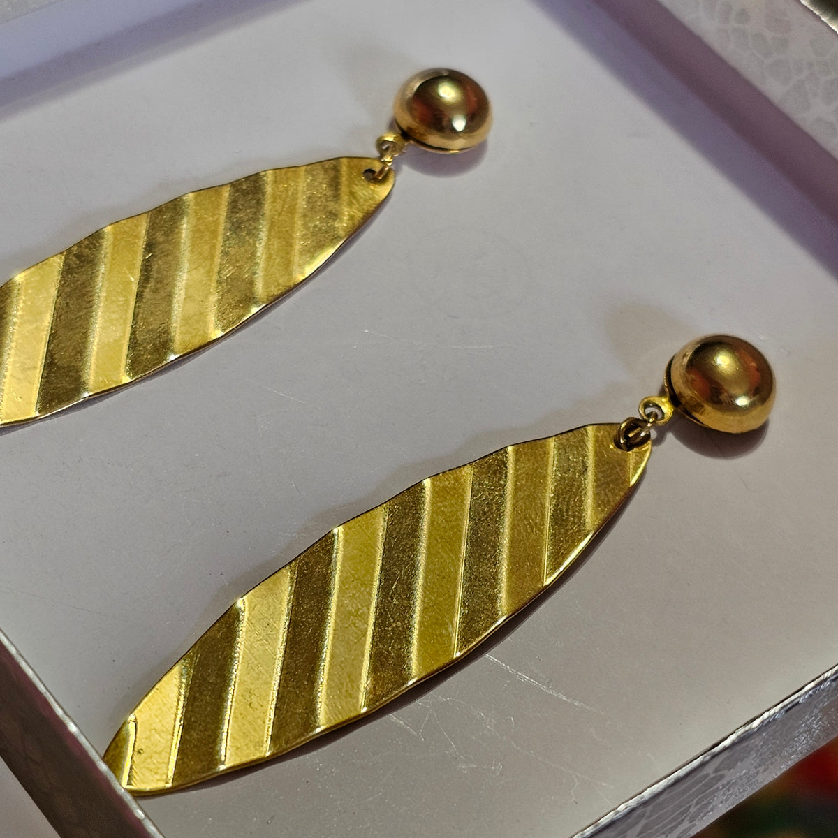 Gold-tone Crinkled Wavy Dangle Drop Pierced Vintage Earrings Classic Old Money
