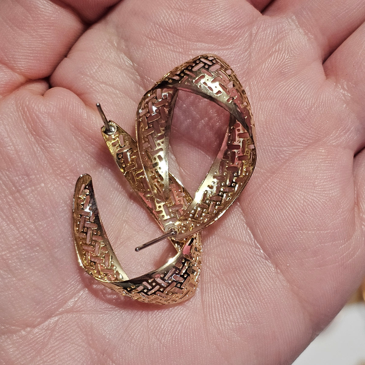 Unique Gold-tone Filigree Hoop Pierced Earrings Vintage 90s