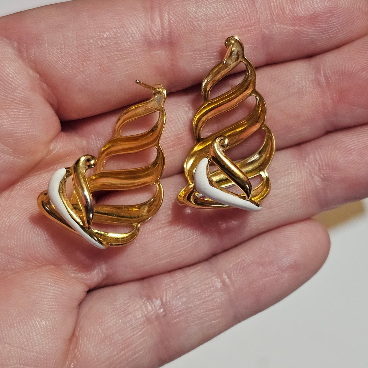 Gold-tone White Enamel Drop Pierced Classic 90s Vintage Earrings