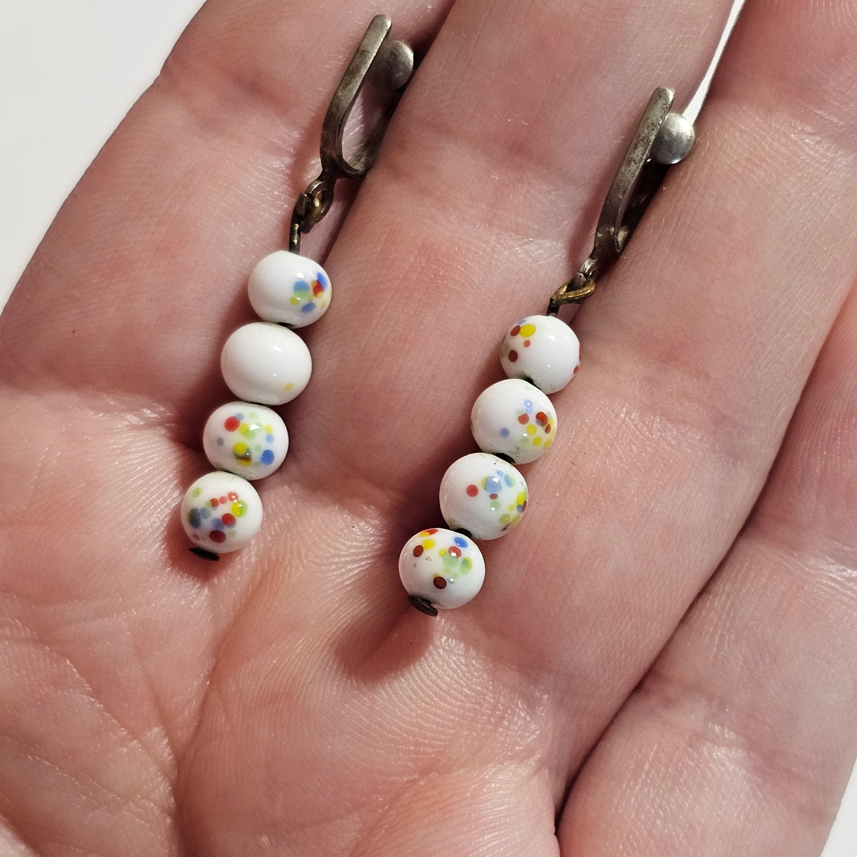 Round White Glass Beads Painted Flowers Dangle Screw back Earrings Vintage