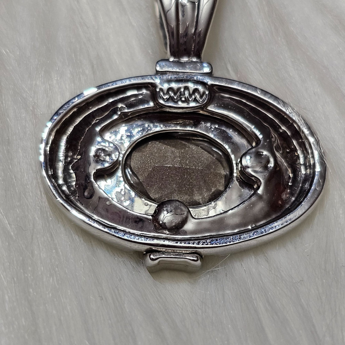 (435) William Wang Silver-tone Signed Pendant Green Oval Faceted Glass Crystal Accents