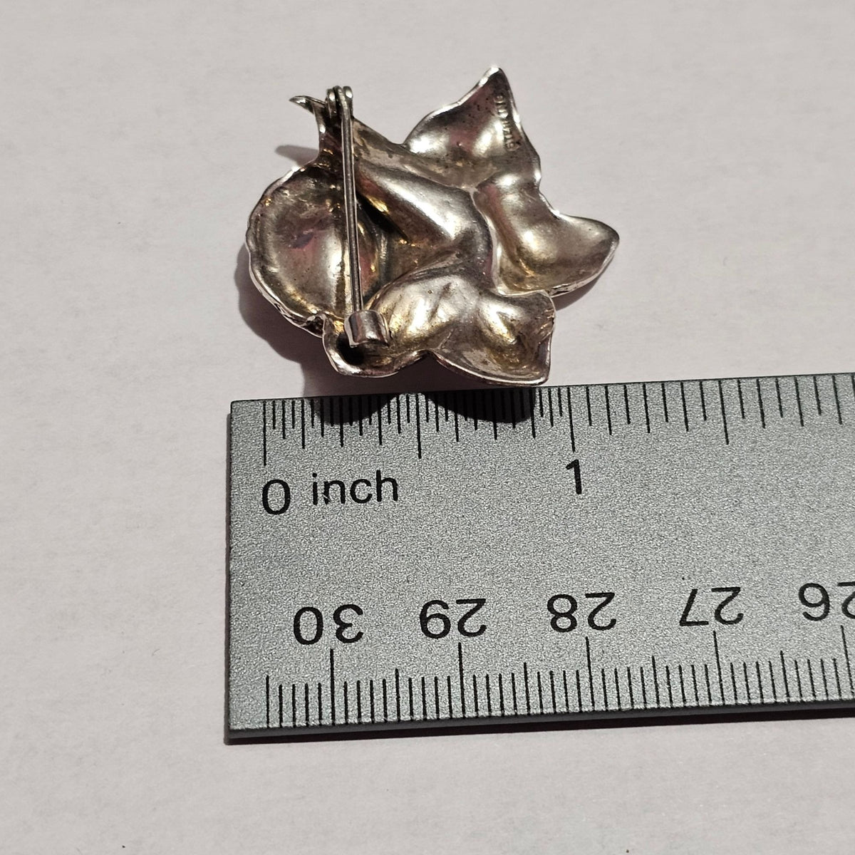(706) Sterling Silver Vintage Day Lily Flower Brooch Patina Floral Design