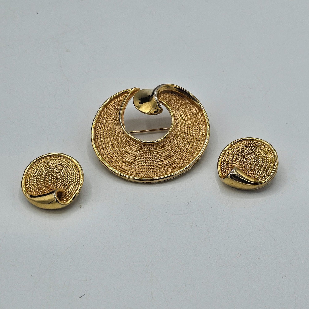 Vintage BSK Gold Tone Textured Swirl Round Brooch Clip-On Earrings Demi Parure
