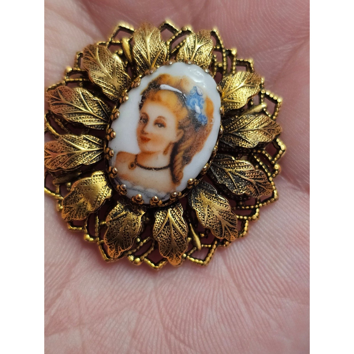 (749) Vintage Victorian Style Brooch Hand-Painted Portrait Gold-Tone Filigree