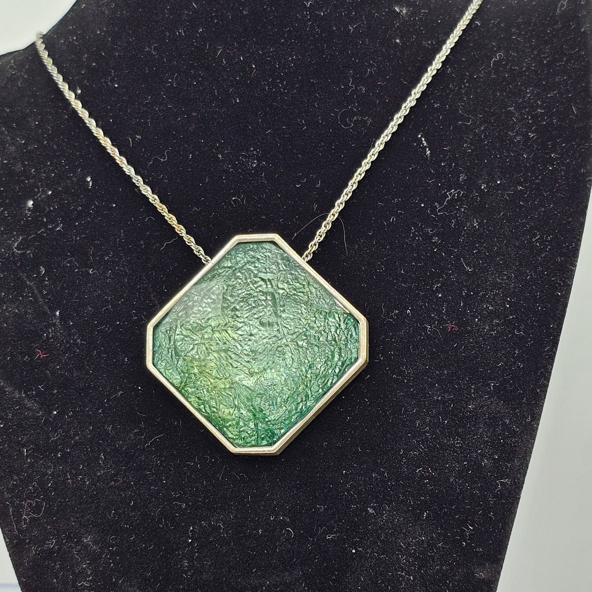 (135) Neat Green Resin Pendant Silver-tone Necklace