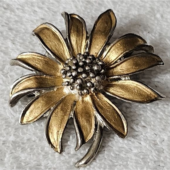Very Pretty Brushed Gold Enamel Metal Flower Brooch