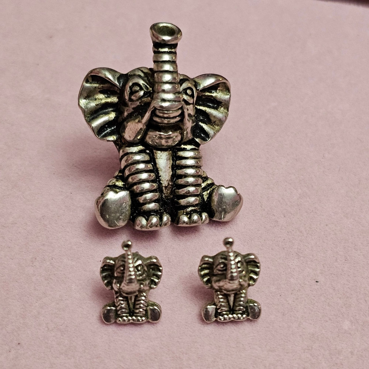 (736) Elephant Brooch Pendant Pierced Earrings Silver-Tone Metal Adorable