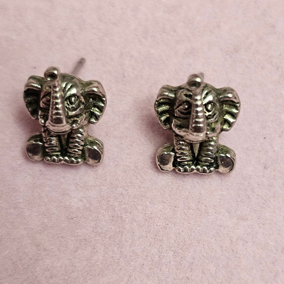 (736) Elephant Brooch Pendant Pierced Earrings Silver-Tone Metal Adorable