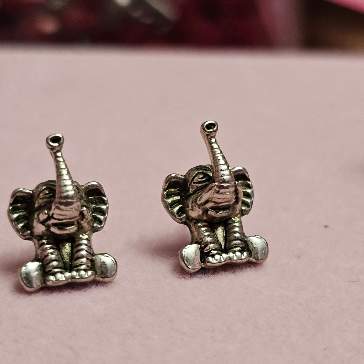 (736) Elephant Brooch Pendant Pierced Earrings Silver-Tone Metal Adorable