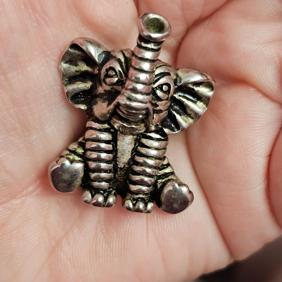 (736) Elephant Brooch Pendant Pierced Earrings Silver-Tone Metal Adorable