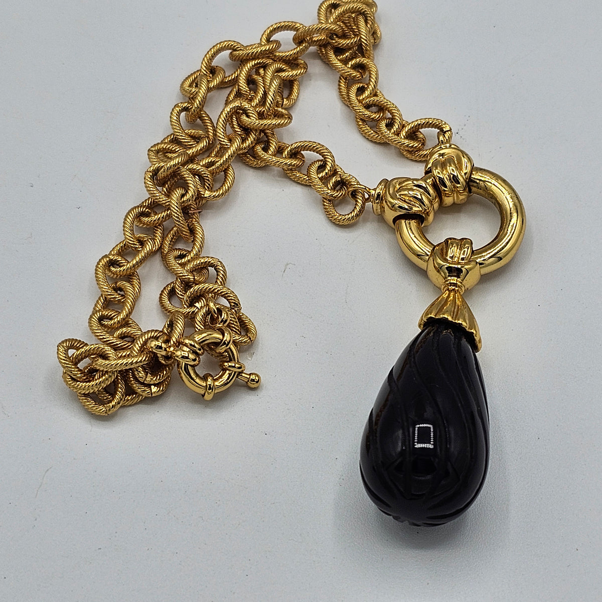 Gorgeous Designer Textured Link Chain Gold-tone Black Glass Twisted Teardrop Pendant Vintage