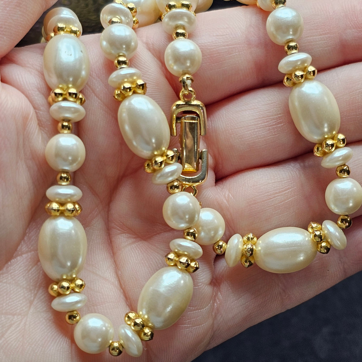 Lovely Glossy Pearl Beaded Gold-tone Vintage Necklace