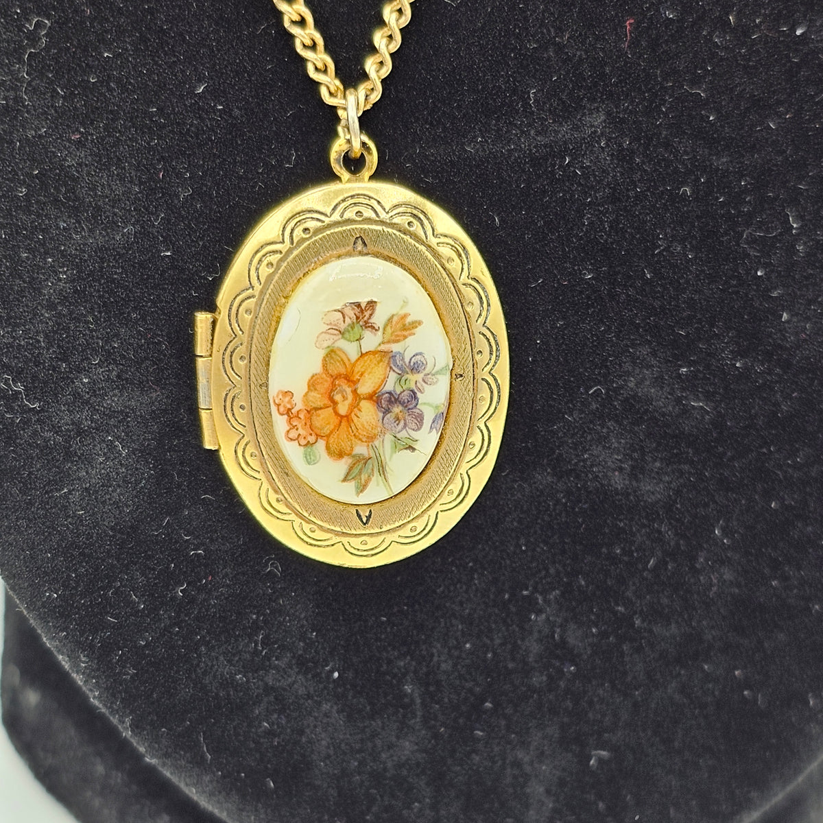 Floral Cameo Locket Gold-tone Pendant Necklace Victorian Style Vintage 20in