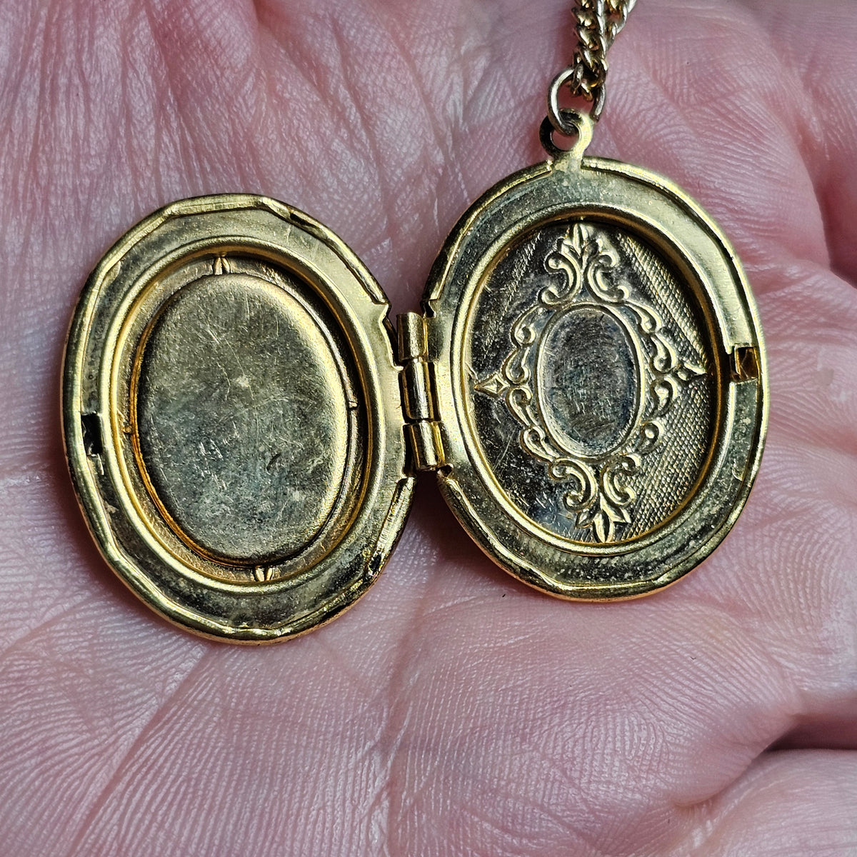 Floral Cameo Locket Gold-tone Pendant Necklace Victorian Style Vintage 20in