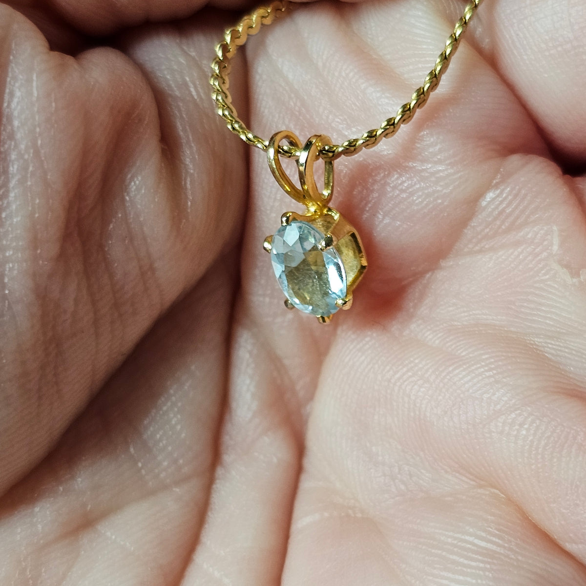 Lovely Aquamarine Blue Oval Glass Stone Pendant Gold-tone Chain Necklace Vintage