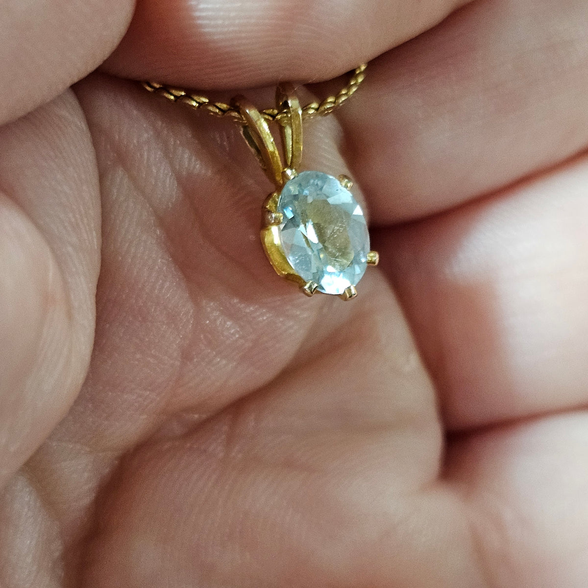 Lovely Aquamarine Blue Oval Glass Stone Pendant Gold-tone Chain Necklace Vintage