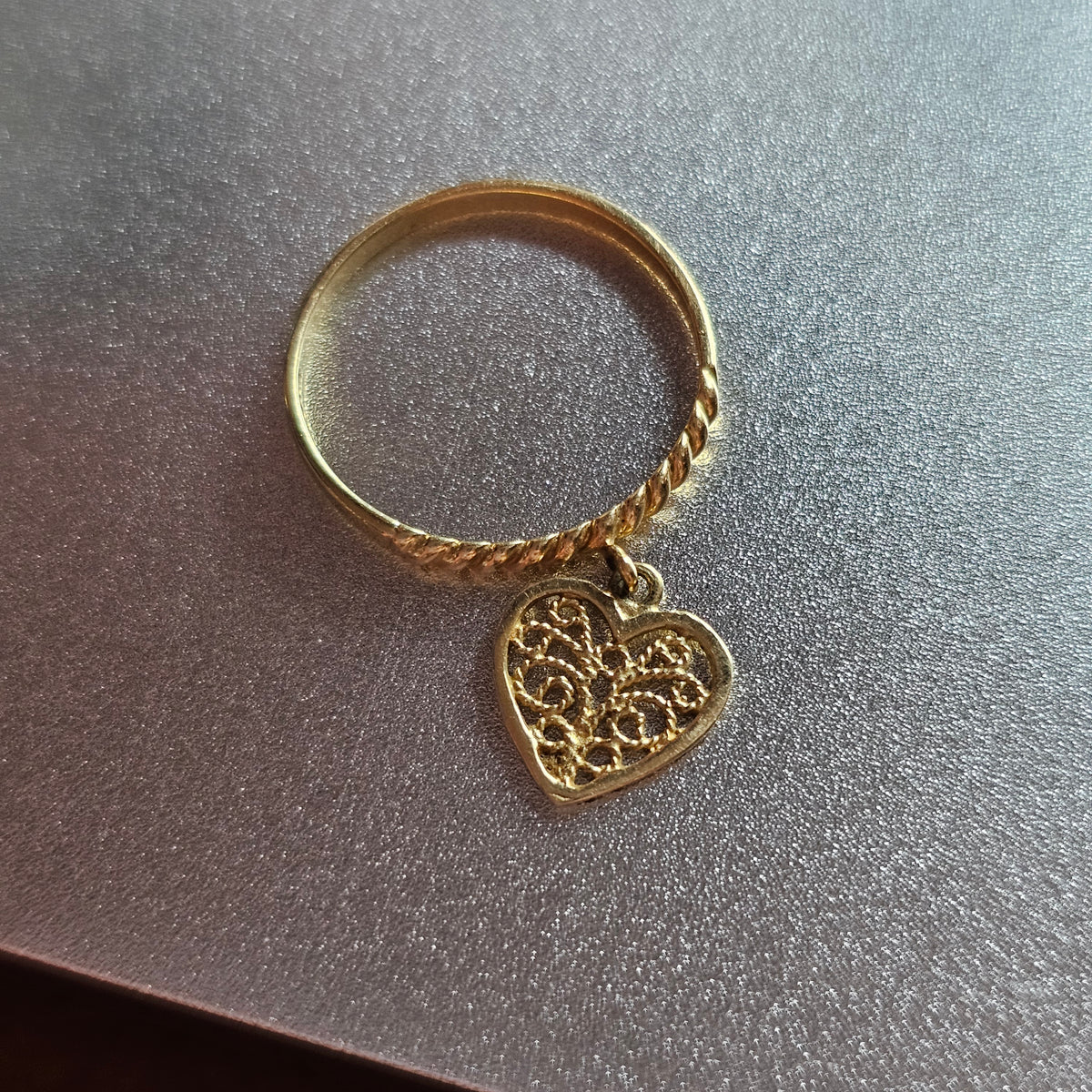 * 14k Yellow Gold Band Filigree Heart Dangle Womens Ring Sz 6