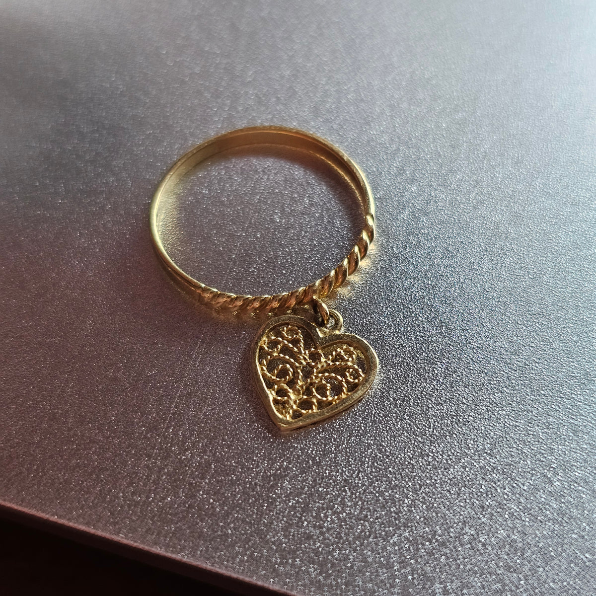 * 14k Yellow Gold Band Filigree Heart Dangle Womens Ring Sz 6