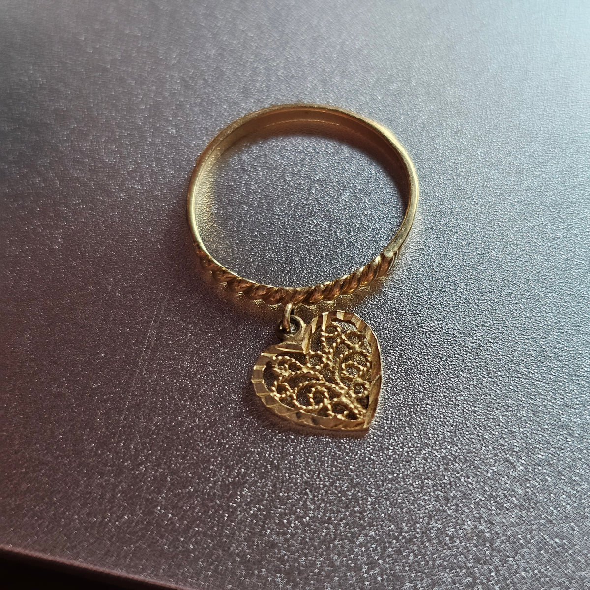 * 14k Yellow Gold Band Filigree Heart Dangle Womens Ring Sz 6