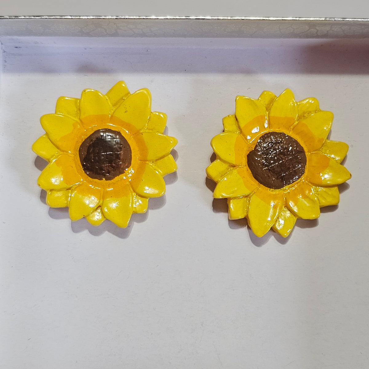 Unique 90s Acrylic Sunflower Earrings Pierced Vintage Adorable Maximalism Artsy