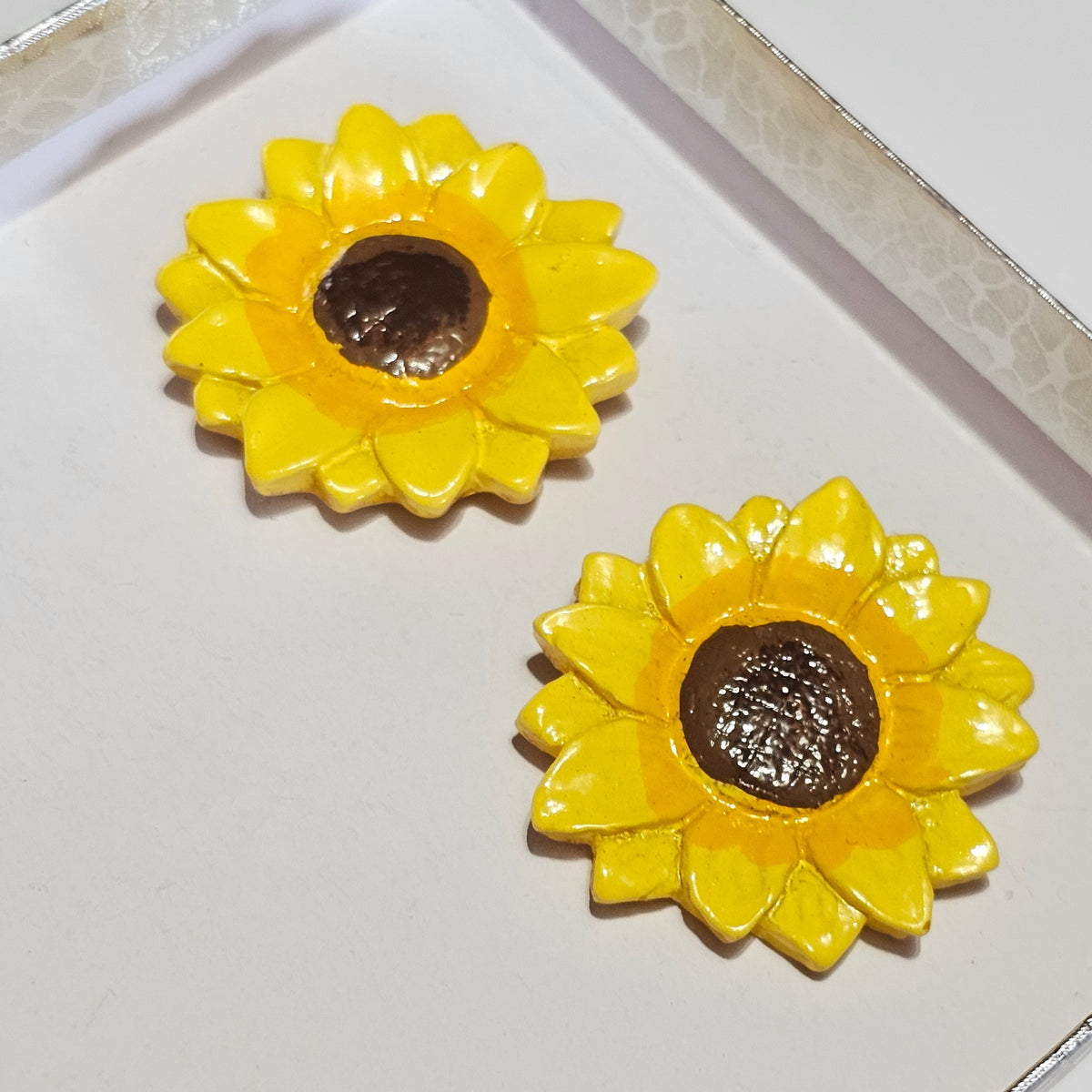 Unique 90s Acrylic Sunflower Earrings Pierced Vintage Adorable Maximalism Artsy