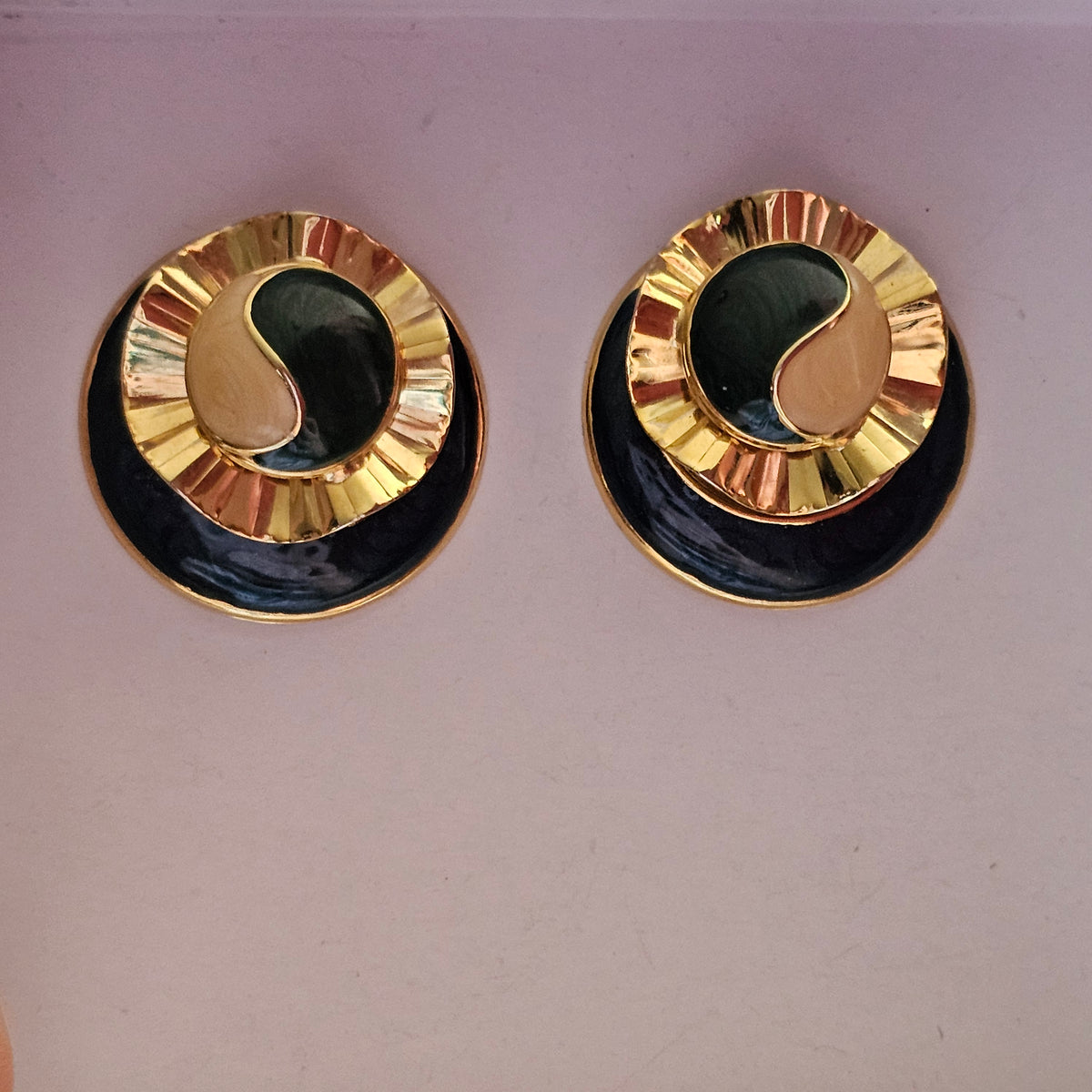 Gold-tone Enamel Black White Yin Yang Design Ruffle Post Back Pierced Earrings Vintage