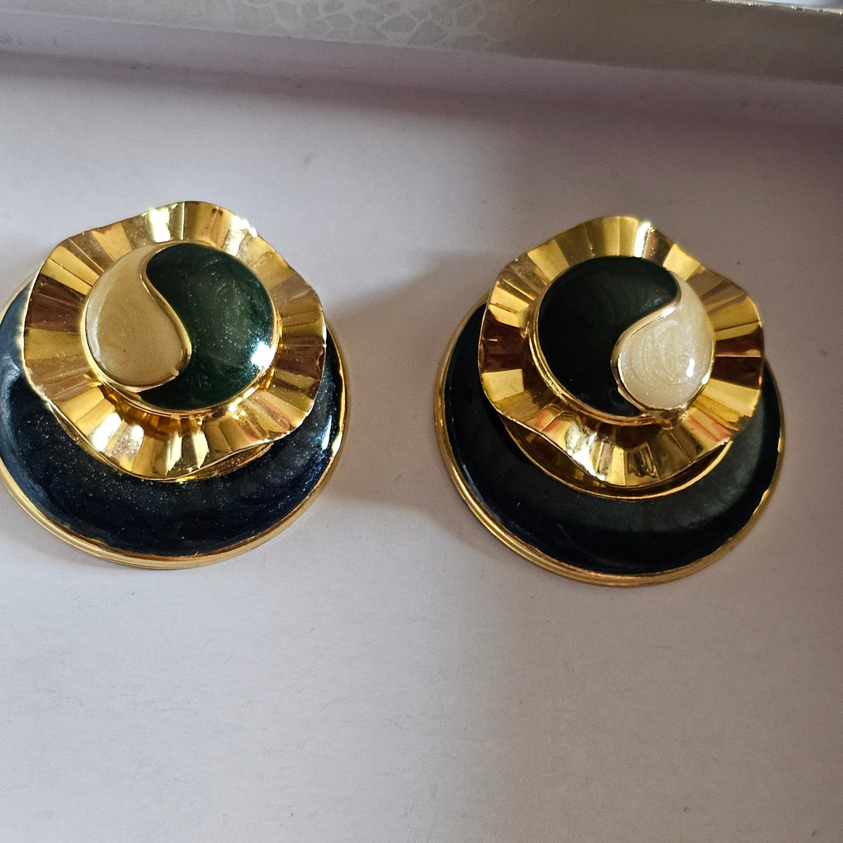 Gold-tone Enamel Black White Yin Yang Design Ruffle Post Back Pierced Earrings Vintage