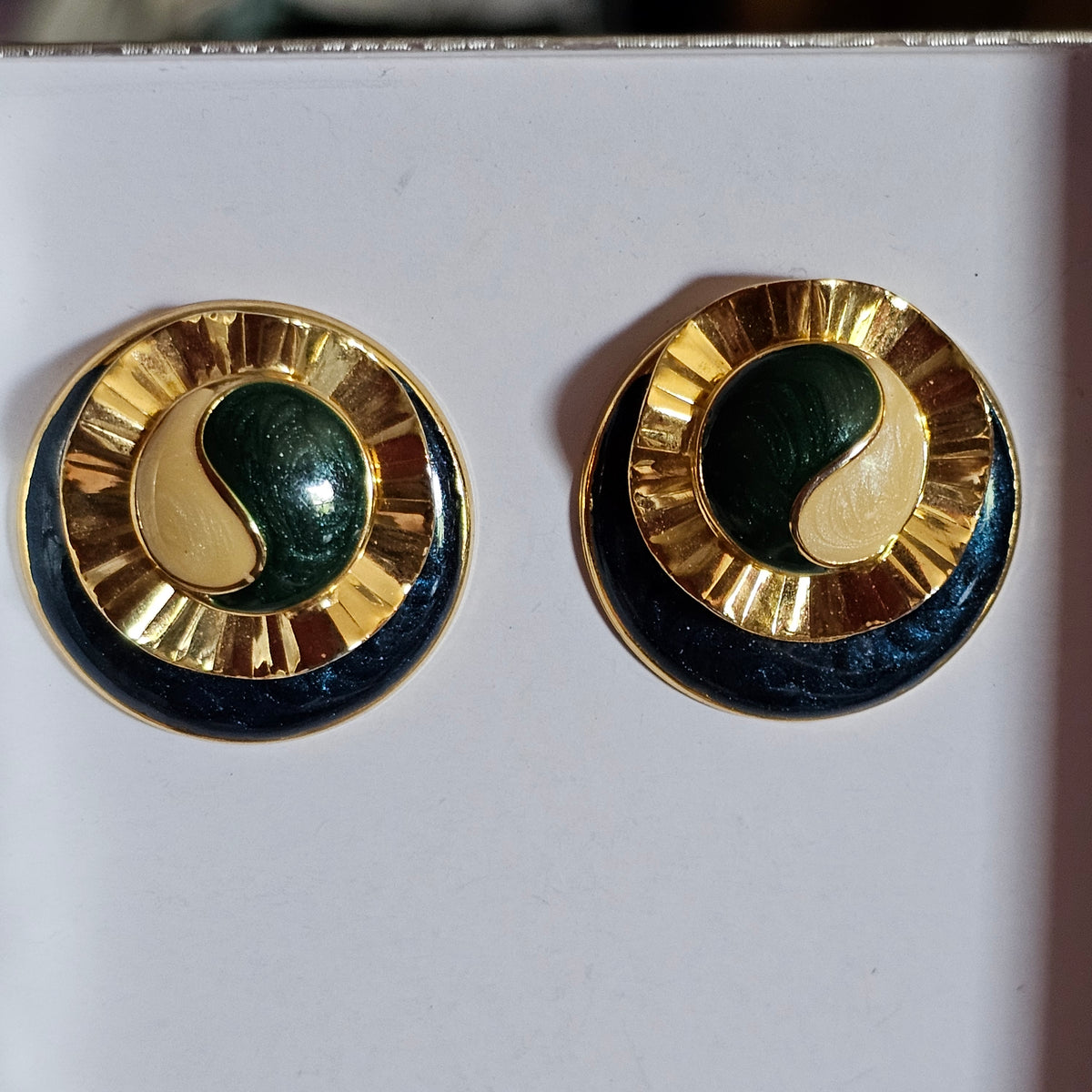 Gold-tone Enamel Black White Yin Yang Design Ruffle Post Back Pierced Earrings Vintage