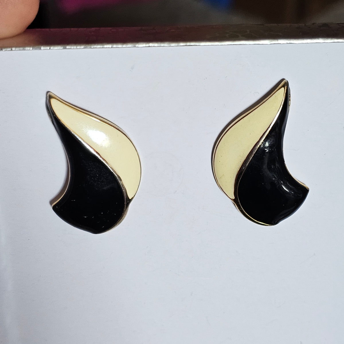 Wavy Black Cream White Enamel 80s Vintage Earrings Pierced