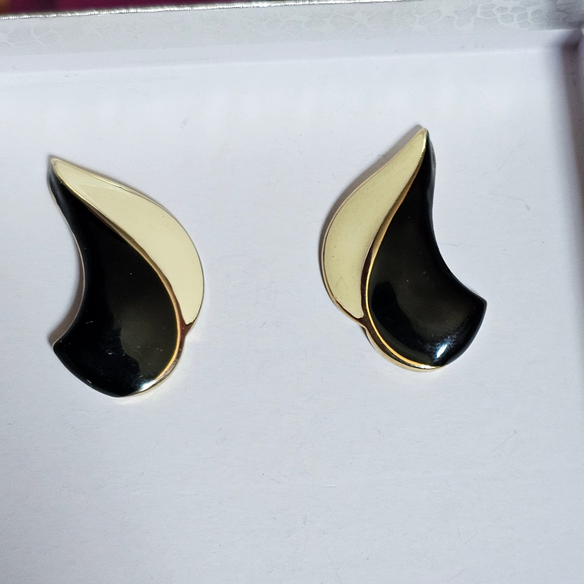 Wavy Black Cream White Enamel 80s Vintage Earrings Pierced