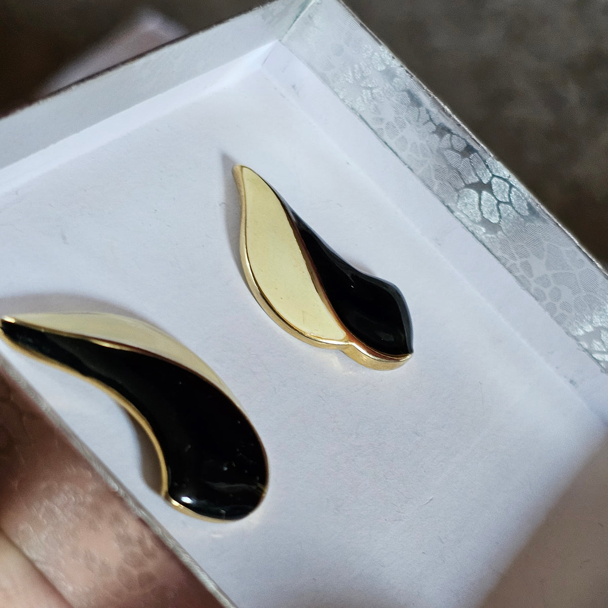 Wavy Black Cream White Enamel 80s Vintage Earrings Pierced