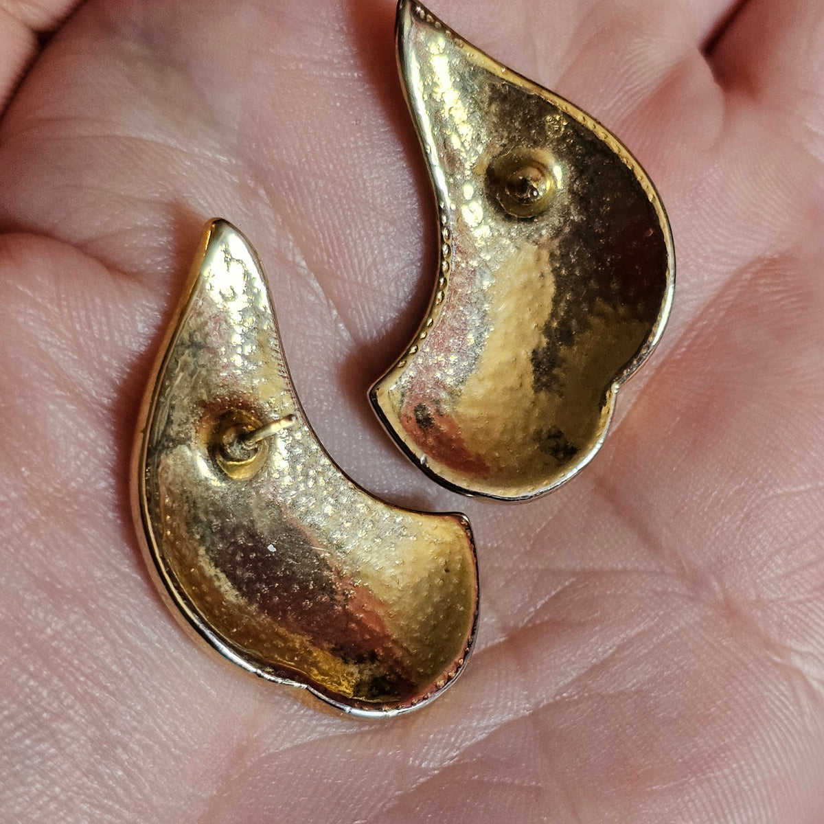 Wavy Black Cream White Enamel 80s Vintage Earrings Pierced