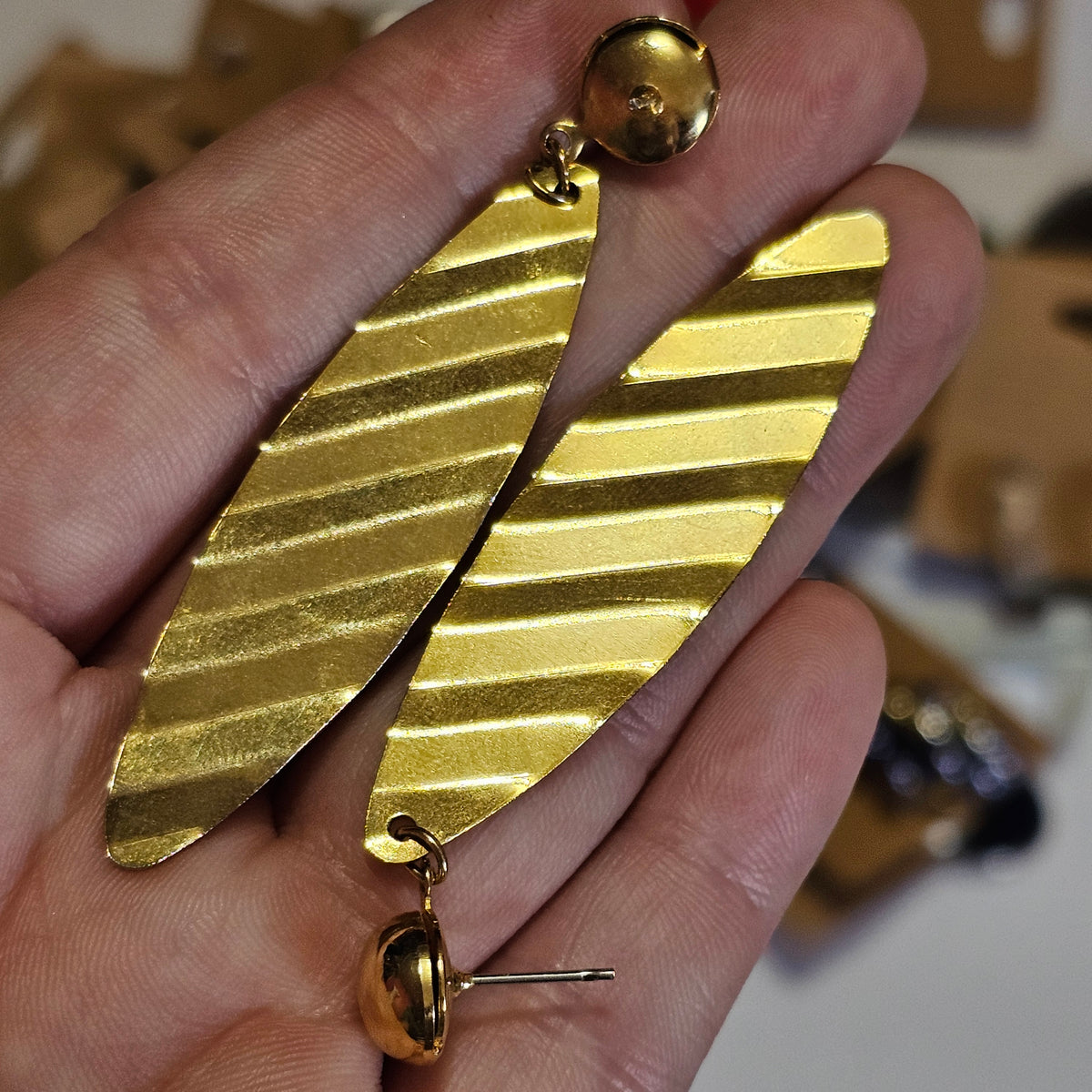 Gold-tone Crinkled Wavy Dangle Drop Pierced Vintage Earrings Classic Old Money