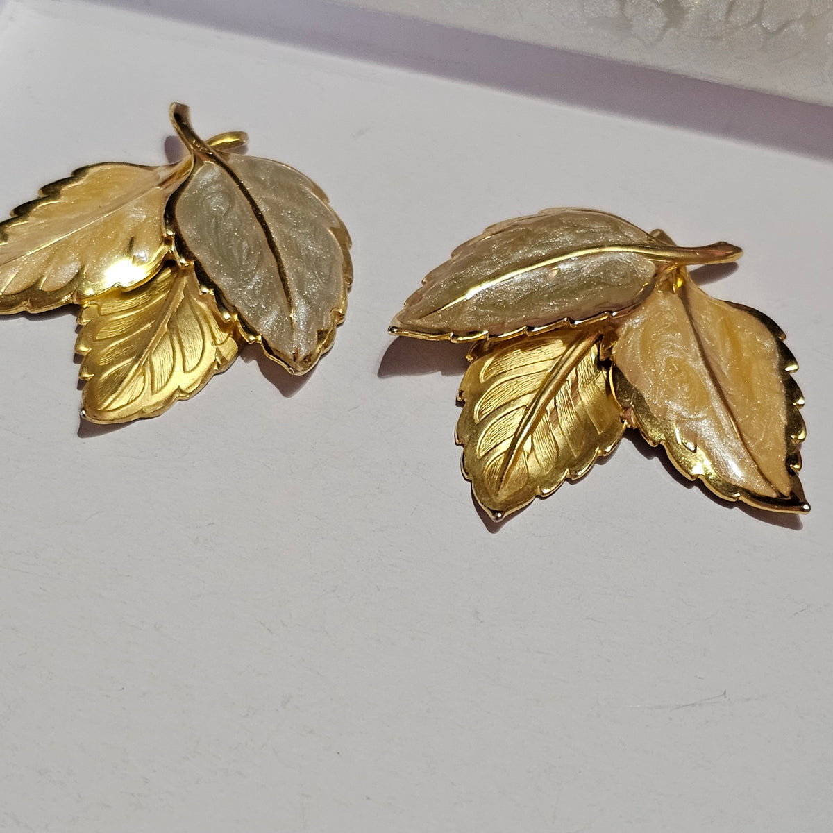 Lovely Designer Gold-tone Leaf Foliage Enamel Fall Pierced Earrings Vintage