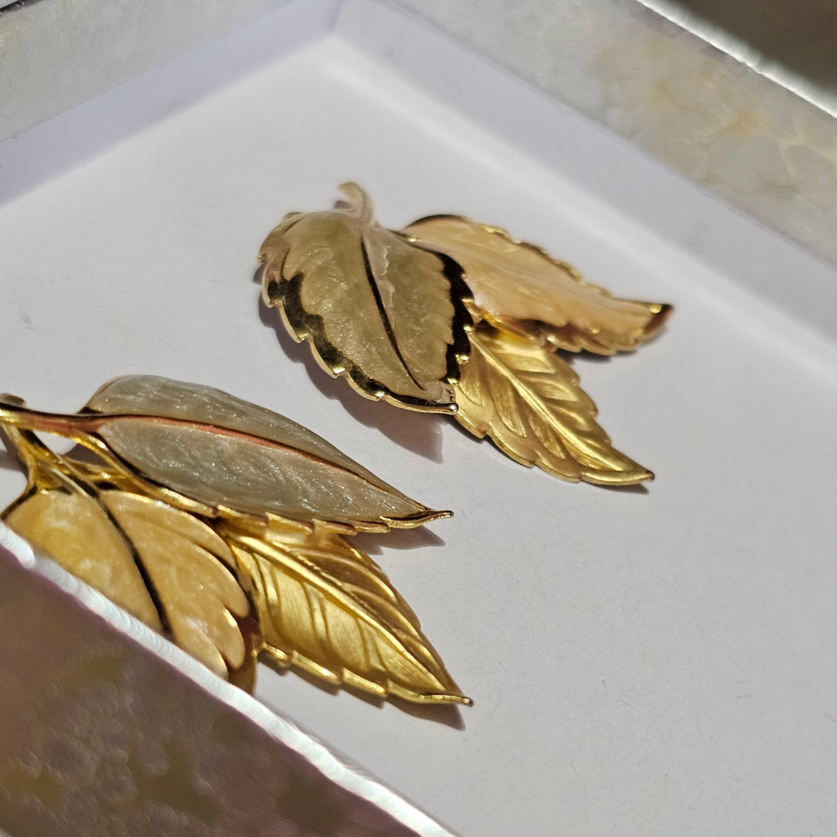 Lovely Designer Gold-tone Leaf Foliage Enamel Fall Pierced Earrings Vintage