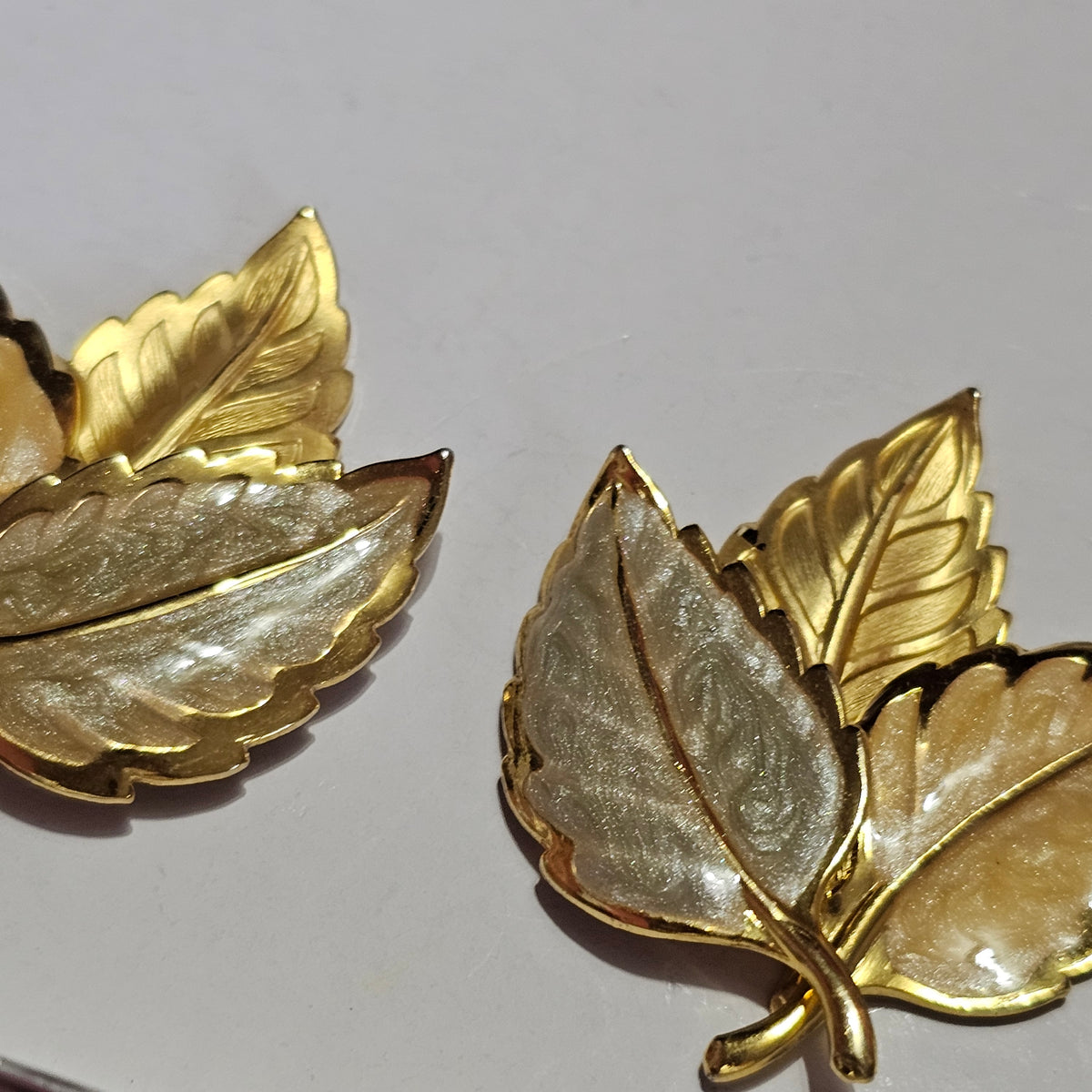 Lovely Designer Gold-tone Leaf Foliage Enamel Fall Pierced Earrings Vintage