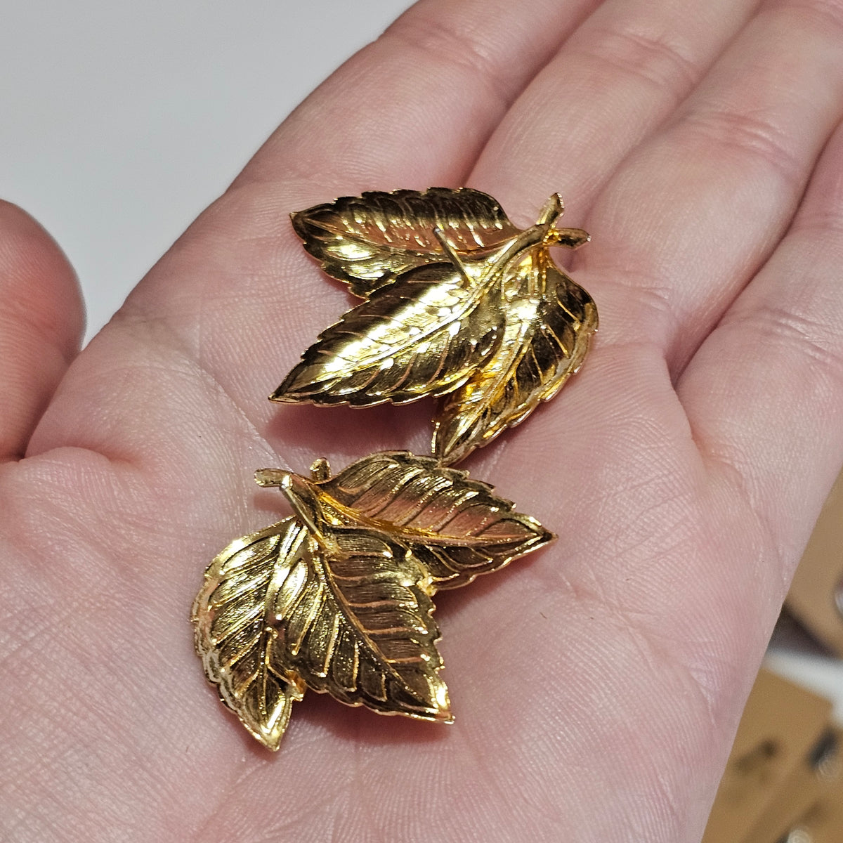 Lovely Designer Gold-tone Leaf Foliage Enamel Fall Pierced Earrings Vintage