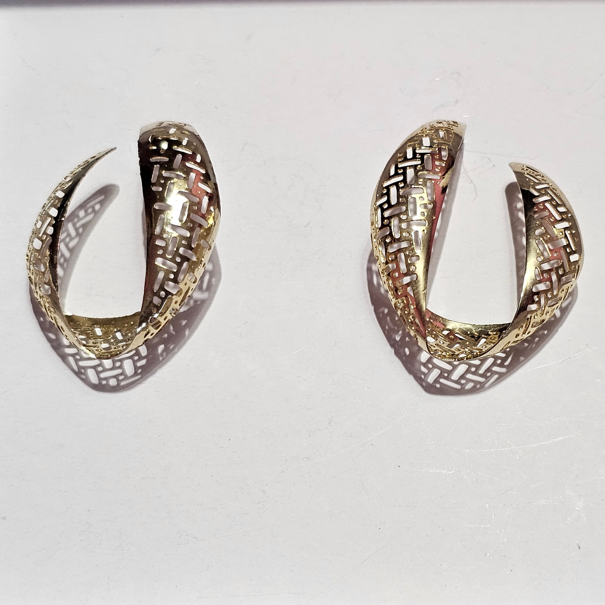 Unique Gold-tone Filigree Hoop Pierced Earrings Vintage 90s