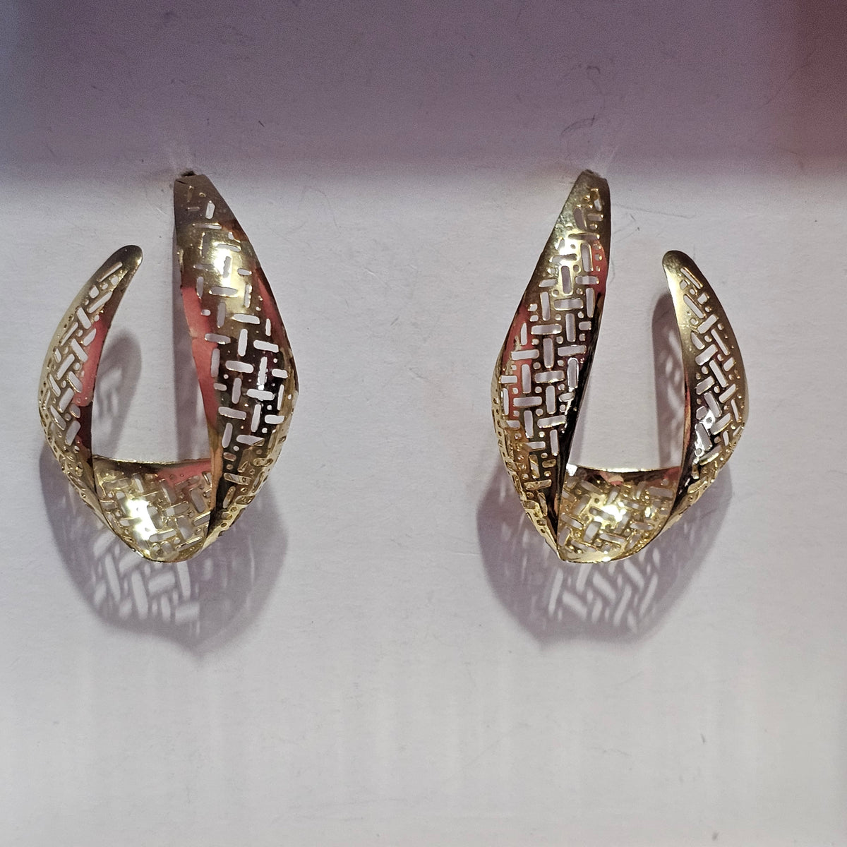 Unique Gold-tone Filigree Hoop Pierced Earrings Vintage 90s