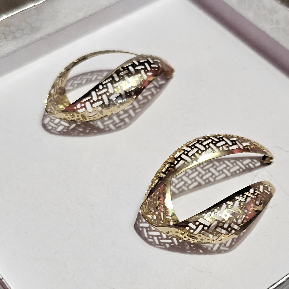 Unique Gold-tone Filigree Hoop Pierced Earrings Vintage 90s