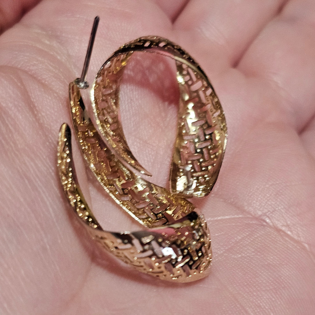 Unique Gold-tone Filigree Hoop Pierced Earrings Vintage 90s