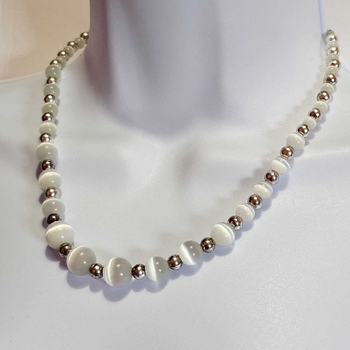 White Moonglow Silver-tone Spacers Beaded Vintage Necklace 90s