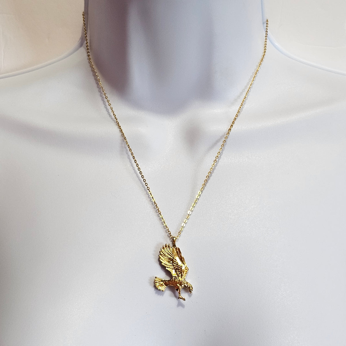 Gold-tone Diamond Cut Carved Soaring Eagle Pendant Chain Necklace Vintage