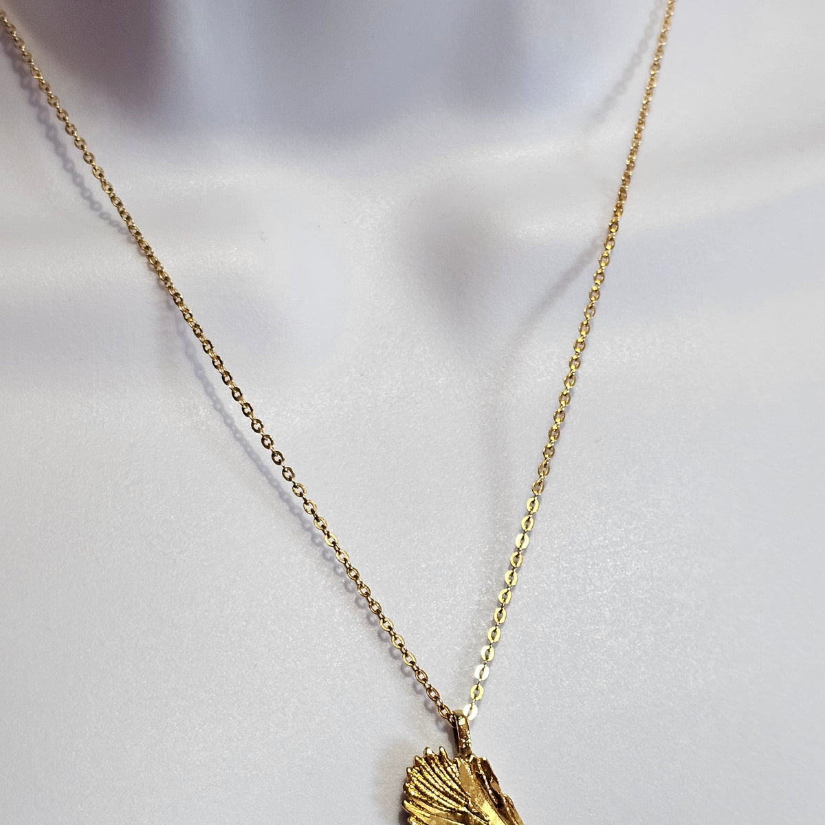 Gold-tone Diamond Cut Carved Soaring Eagle Pendant Chain Necklace Vintage