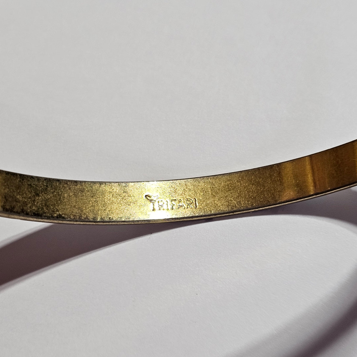 Crown Trifari White Enamel Inlaid Gold-tone Bangle Bracelet Vintage