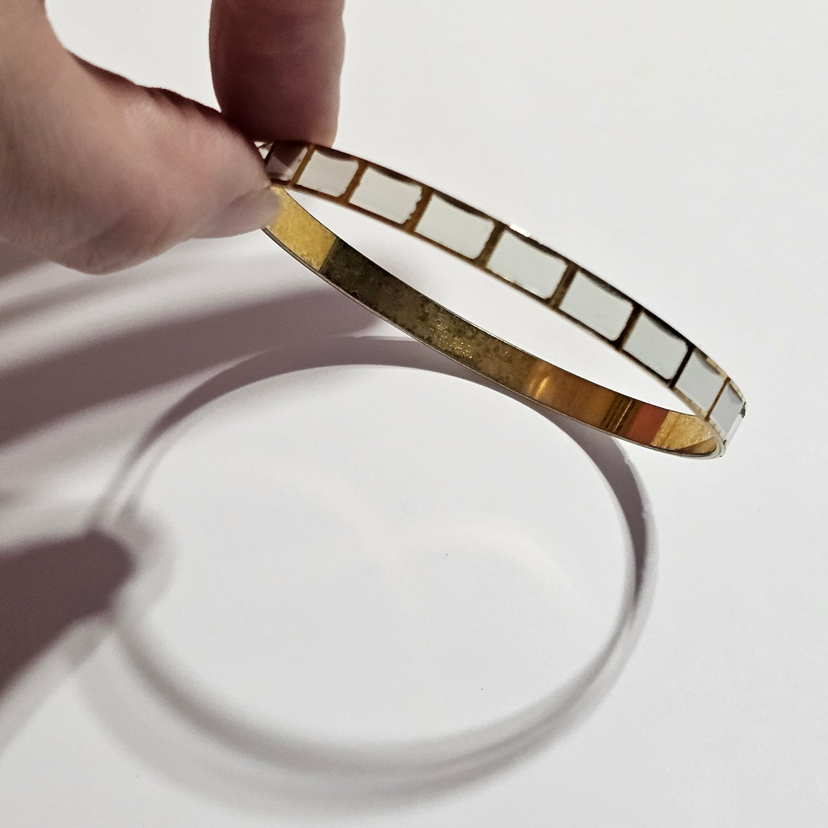 Crown Trifari White Enamel Inlaid Gold-tone Bangle Bracelet Vintage