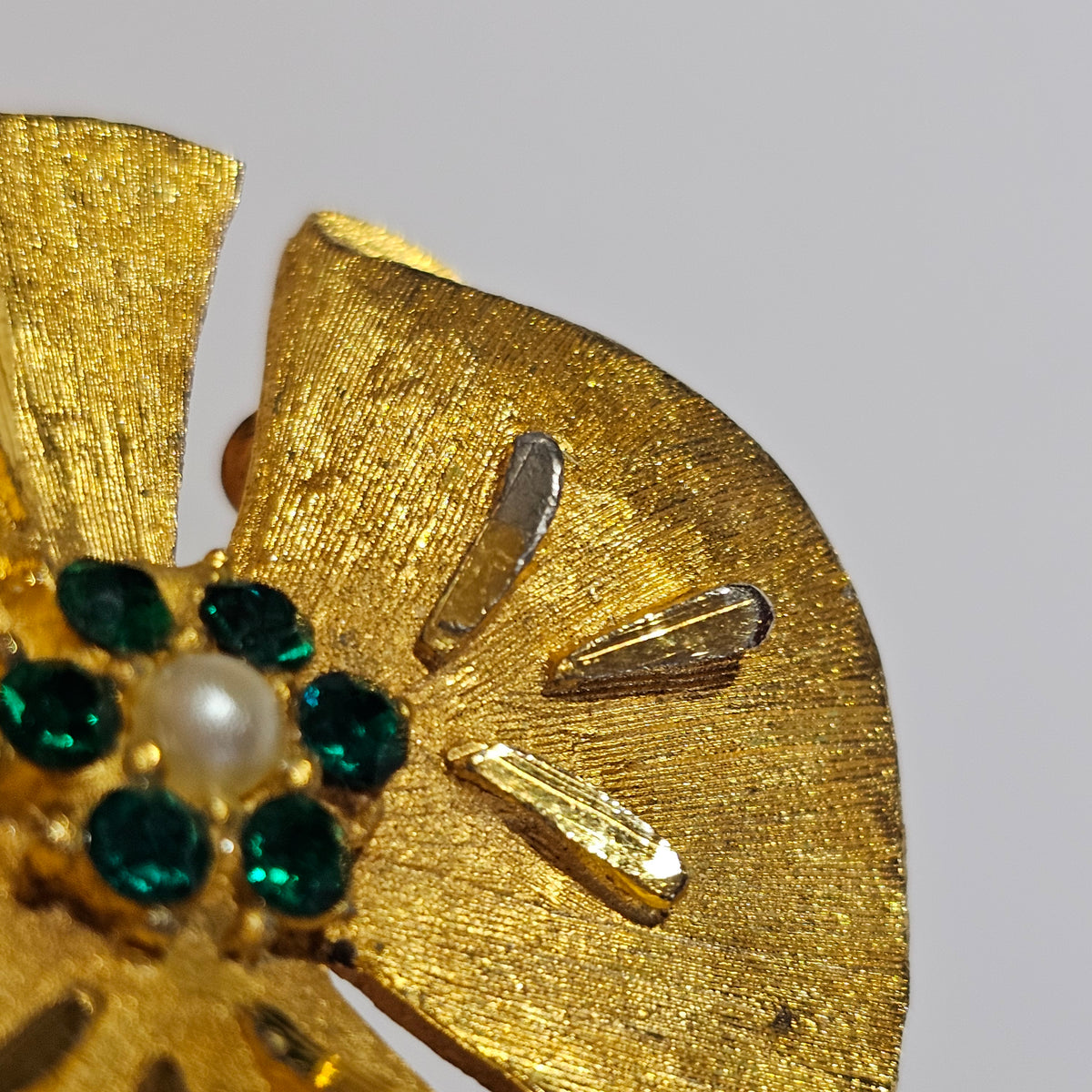 Textured Gold-tone Ribbon Flower Rhinestones Vintage Brooch