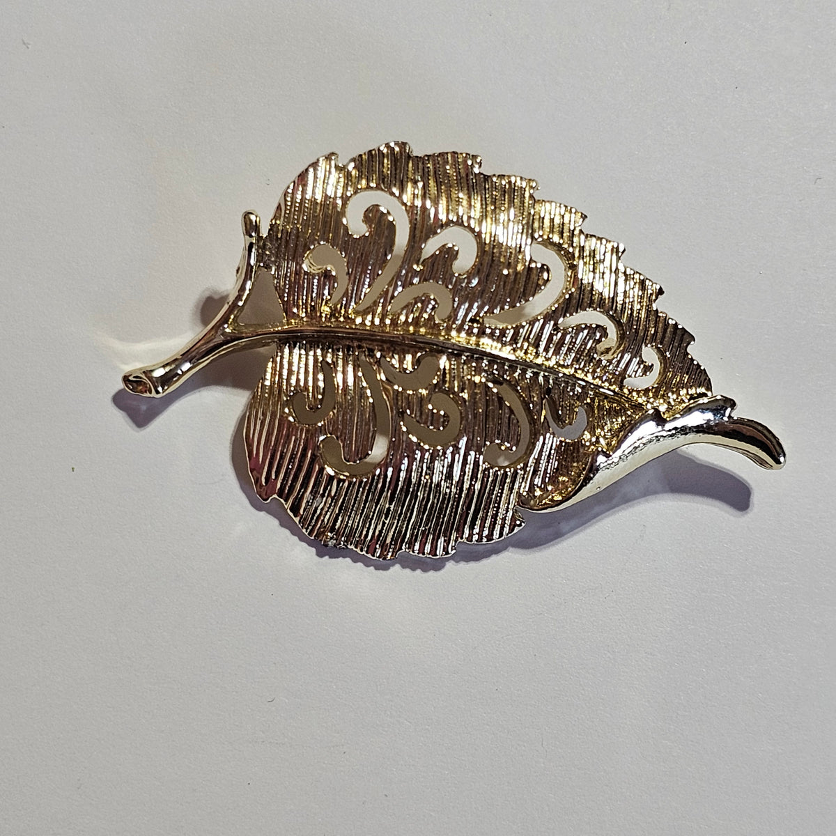 Textured Open Work Gold-tone Leaf Brooch Vintage Signed Gerrys